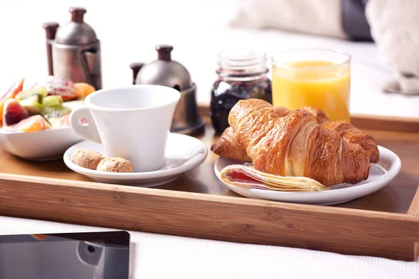 Frukostbricka i ett hotellrum — Stockfoto