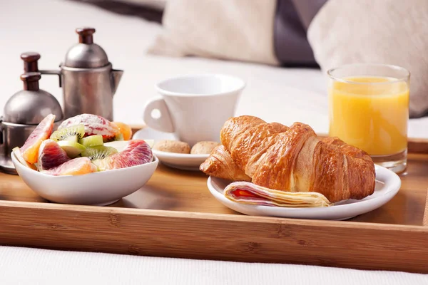 Frühstückstablett im Hotelzimmer — Stockfoto