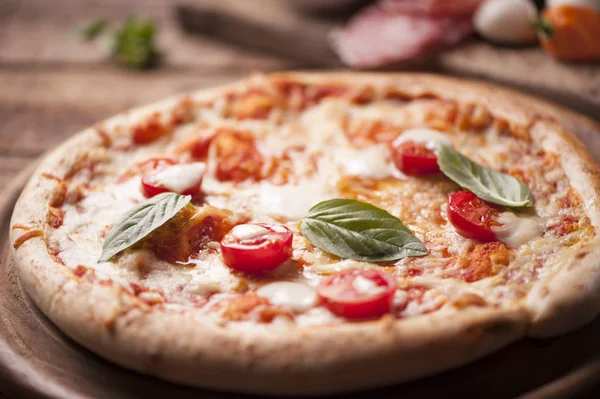 Сільська піца з мозареллою, сиром і базильним листям. — стокове фото