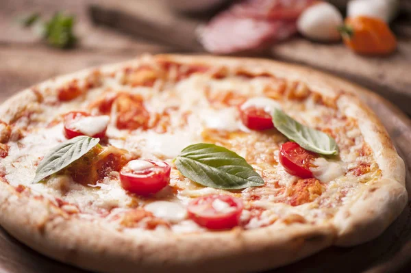 Сільська піца з мозареллою, сиром і базильним листям. — стокове фото