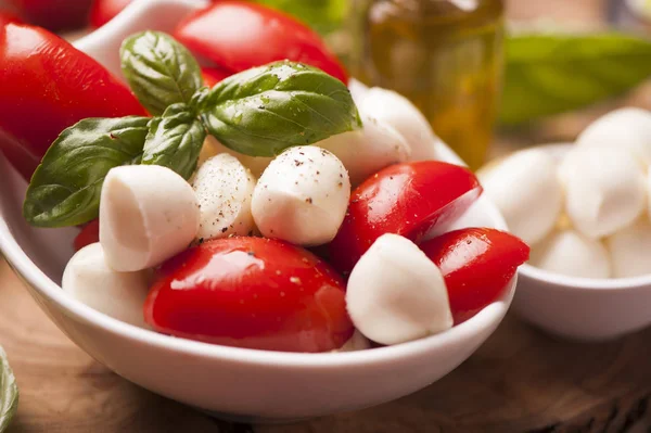 Salada Caprese com queijo de mussarela de bebê — Fotografia de Stock