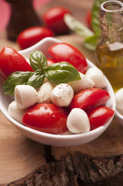 Salade Caprese au fromage mozzarella pour bébé — Photo