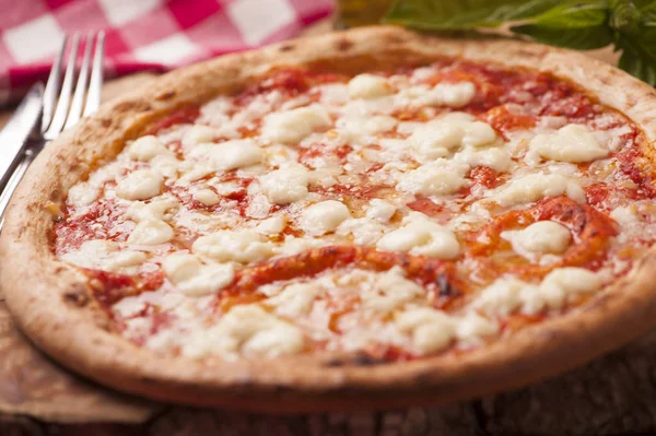Італійська піч запечені піци — стокове фото