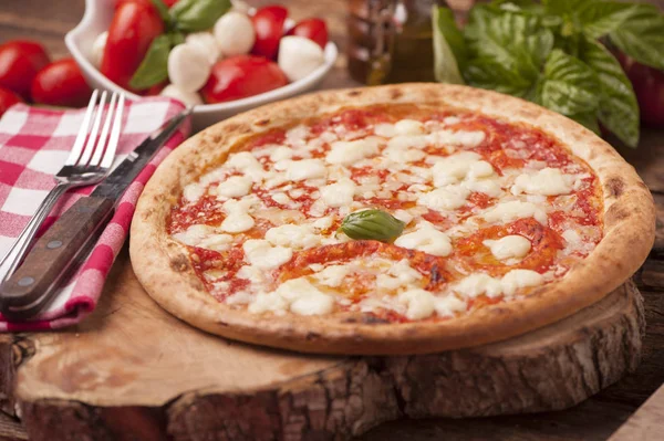 Домашнє італійська піца — стокове фото