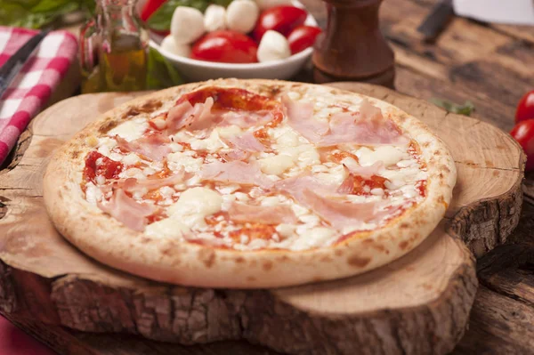 Włoskiej pizzy na prosty drewniany stół — Zdjęcie stockowe