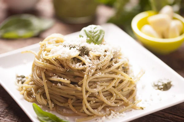 Spaghetti med pestosås — Stockfoto