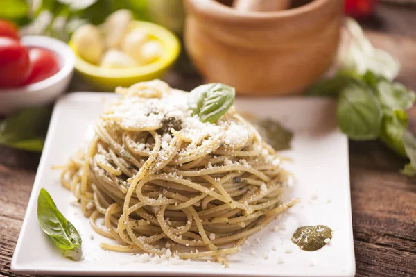 Spaghetti z sosem pesto — Zdjęcie stockowe