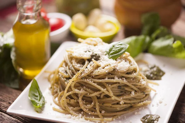Spaghetti mit Pesto-Sauce — Stockfoto