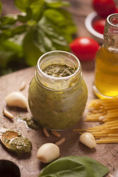 Konserve bir bardak taze yeşil pesto