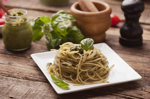 Špagety s pesto omáčkou — Stock fotografie