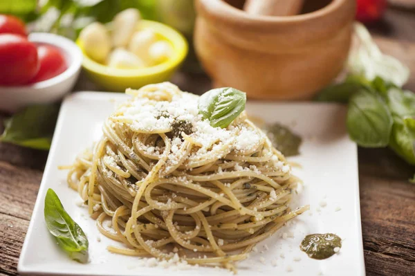 Špagety s pesto omáčkou — Stock fotografie