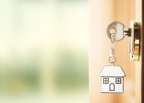 Hoveddør med hus nøgler med udvendig wiew - Stock-foto