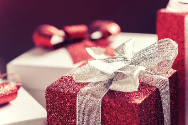Caja roja regalo con cinta — Foto de Stock