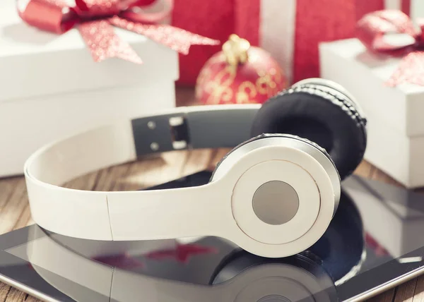 Tablet i słuchawkowe najlepsze prezenty świąteczne — Zdjęcie stockowe