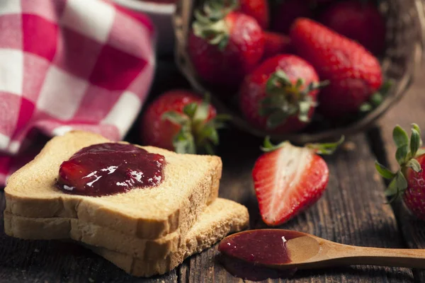 Ev yapımı çilek reçeli ile tost snack