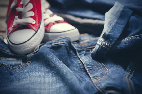 Spor ayakkabı ve kot pantolon