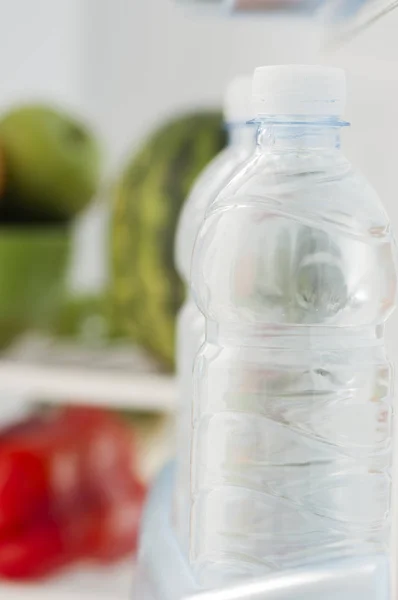 Μπουκάλια με κρύο και δροσιστικό νερό εμφιαλωμένο στο ψυγείο — Φωτογραφία Αρχείου