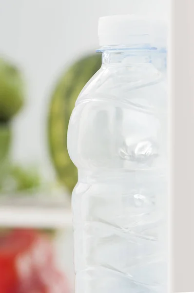 Μπουκάλια με κρύο και δροσιστικό νερό εμφιαλωμένο στο ψυγείο — Φωτογραφία Αρχείου