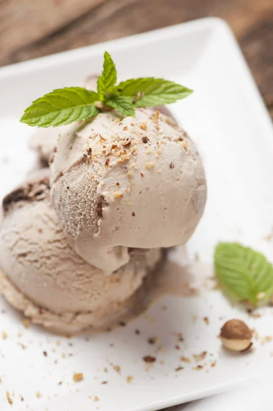 Мороженое с фундуком на тарелке — стоковое фото