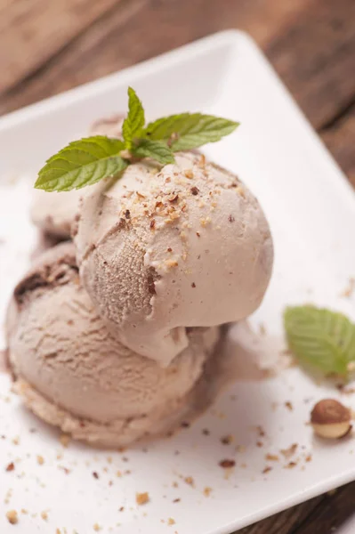 Мороженое с фундуком на тарелке — стоковое фото
