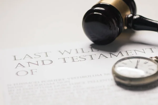 Last will and gavel for finance and legal concept — Stock Photo, Image