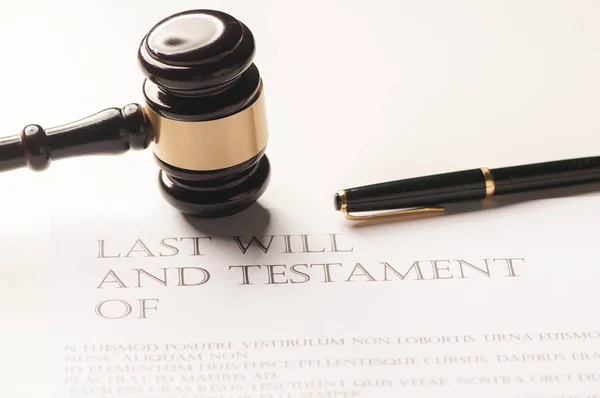 Last will and gavel for finance and legal concept — Stock Photo, Image