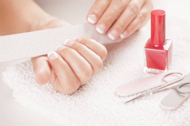 Kadın iyi manikürlü tırnaklar