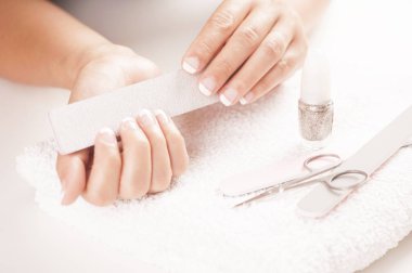 Kadın iyi manikürlü tırnaklar