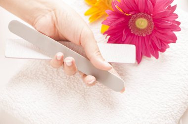 Kadın iyi manikürlü tırnaklar