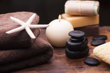 Spa ve sağlıklı yaşam ayarı doğal sabun, mumlar ve havlu ile