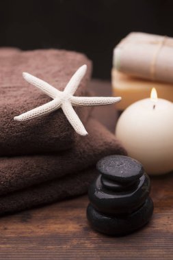 Spa ve sağlıklı yaşam ayarı doğal sabun, mumlar ve havlu ile