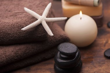 Spa ve sağlıklı yaşam ayarı doğal sabun, mumlar ve havlu ile
