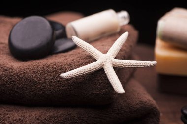 Spa ve sağlıklı yaşam ayarı doğal sabun, mumlar ve havlu ile