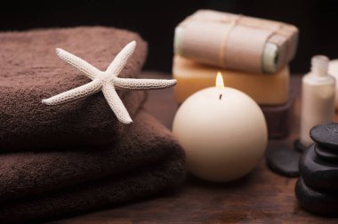 Spa ve sağlıklı yaşam ayarı doğal sabun, mumlar ve havlu ile
