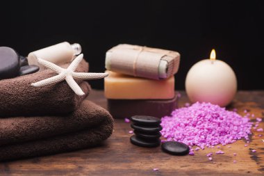 Spa ve sağlıklı yaşam ayarı doğal sabun, mumlar ve havlu ile