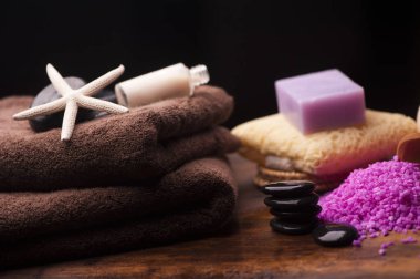 Spa ve sağlıklı yaşam ayarı doğal sabun, mumlar ve havlu ile