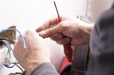 elinde bir elektrikçi