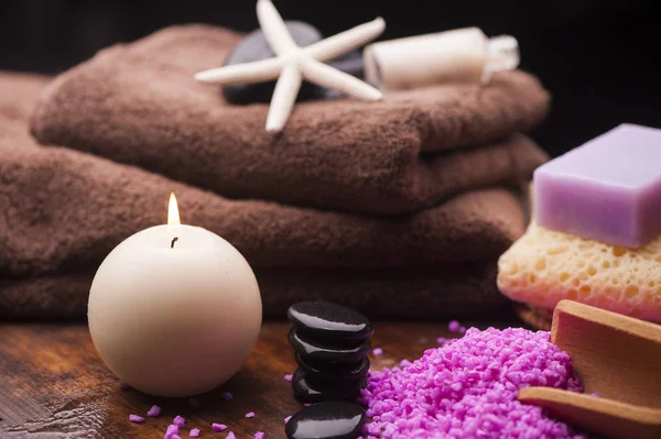 Spa ve sağlıklı yaşam ayarı doğal sabun, mumlar ve havlu ile