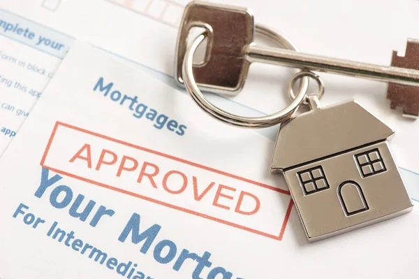 Aplicación hipotecaria con llave de la casa — Foto de Stock