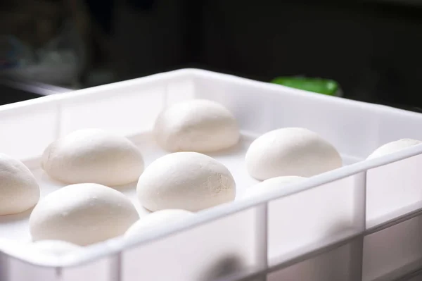 Bolas de massa de farinha em uma bandeja branca — Fotografia de Stock