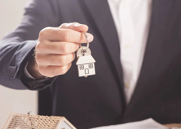 Agente inmobiliario entregando llaves de la casa — Foto de Stock