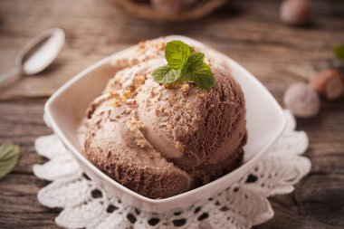 Çikolatalı dondurma ahşap tahta üzerinde