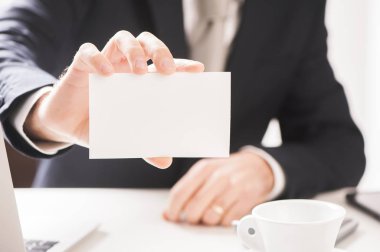 iş adamı el boş kartvizit tutarak 