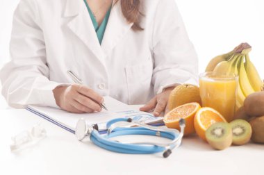 Onun masasında oturan diyetisyen doktor
