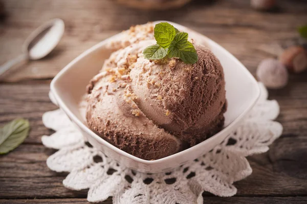 Шоколадне морозиво на дерев'яній дошці — стокове фото