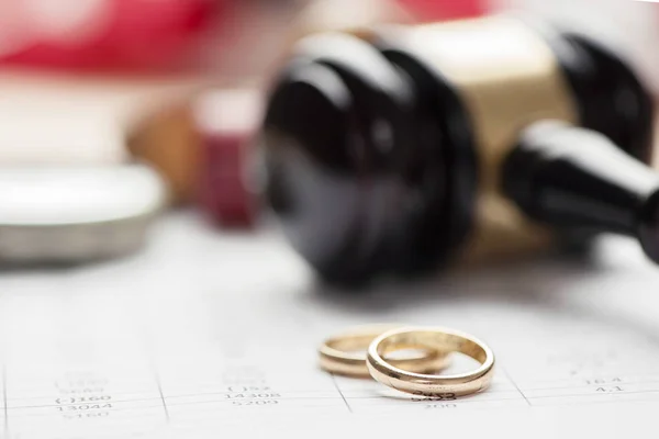Anéis de casamento e Gavel de madeira — Fotografia de Stock