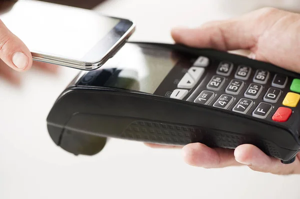NFC - yakın alan iletişimi mobil ödeme — Stok fotoğraf