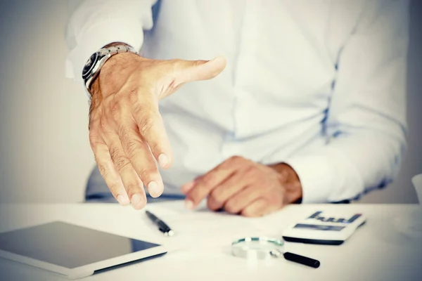 Empresario extendiendo la mano para estrechar — Foto de Stock