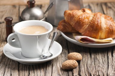  Kahvaltı taze kruvasanlar ahşap masa, tarih ile yakın çekim