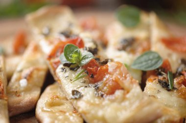 Ev düz ekmek domates ve taze kekik ile yapılan